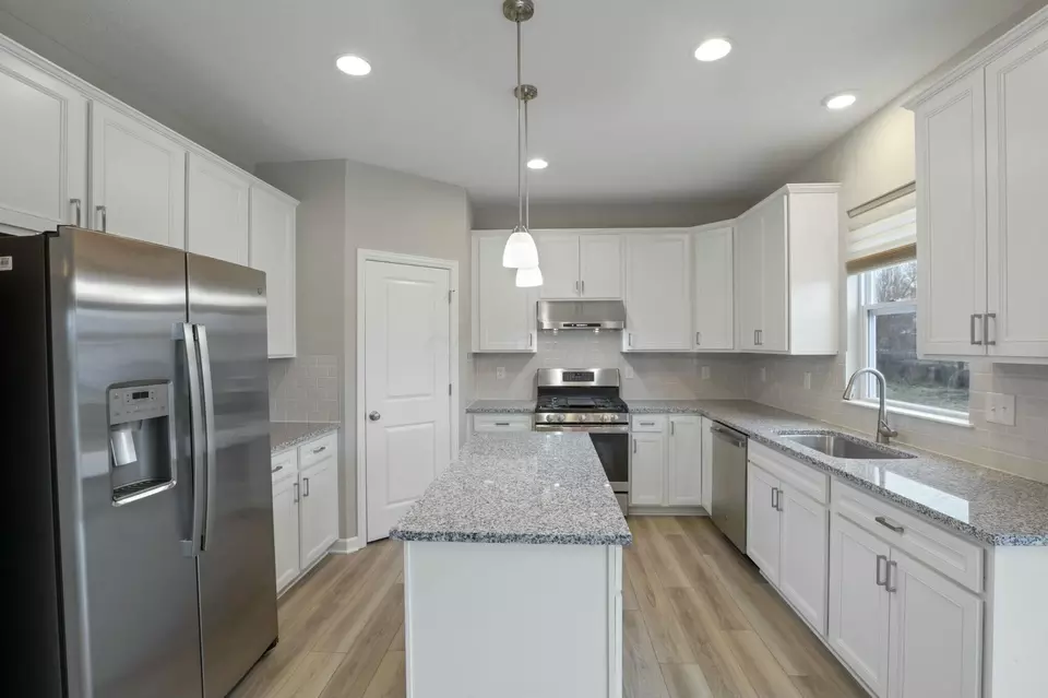 Kitchen - 686 Hilton Dr, Reynoldsburg, OH 43068 photo 3 of 4