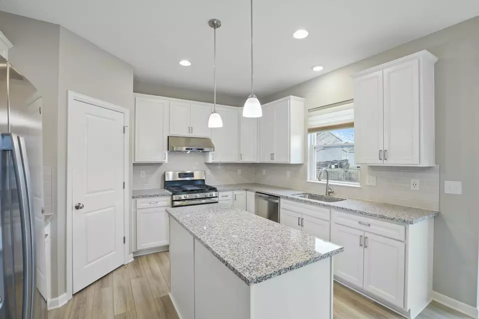 Kitchen - 686 Hilton Dr, Reynoldsburg, OH 43068 photo 2 of 4