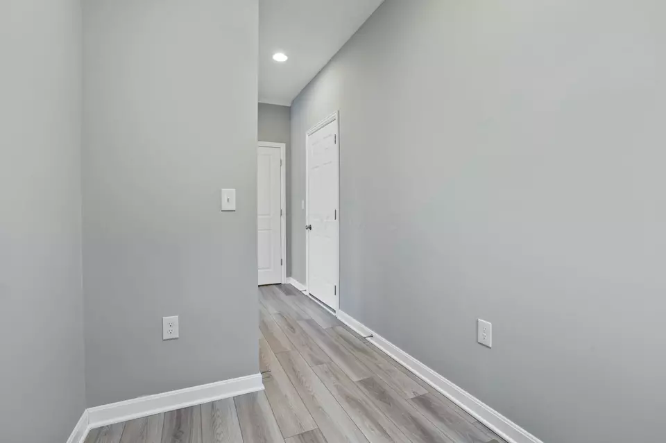 Entry Way - 686 Hilton Dr, Reynoldsburg, OH 43068 photo 4 of 9