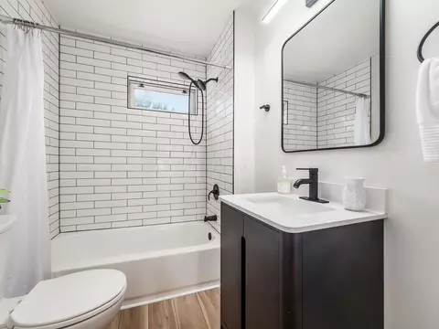 Bath - 388 E Morrill Ave, Columbus, OH 43207 photo 2 of 2