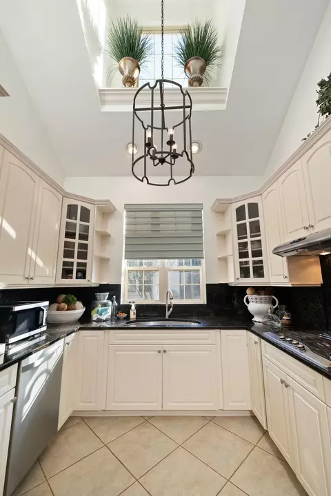 Kitchen - 8367 Dolman Dr, Powell, OH 43065 photo 4 of 6