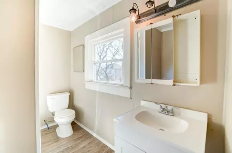 Bath - 380 Stanton Ave, Springfield, OH 45503 photo 2 of 3