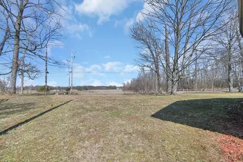 Exterior - 1373 Hanover Ct, Circleville, OH 43113 photo 7 of 8