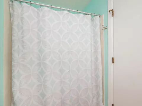 Bath - 4574 Arlingate Dr E, Upper Arlington, OH 43220 photo 2 of 5