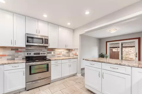 Kitchen - 4574 Arlingate Dr E, Upper Arlington, OH 43220 photo 3 of 4