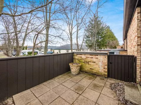 Exterior - 4574 Arlingate Dr E, Upper Arlington, OH 43220 photo 5 of 10