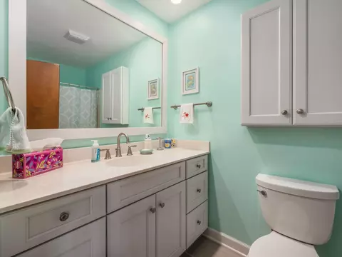 Bath - 4574 Arlingate Dr E, Upper Arlington, OH 43220 photo 1 of 5