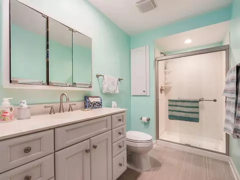 Bath - 4574 Arlingate Dr E, Upper Arlington, OH 43220 photo 4 of 5