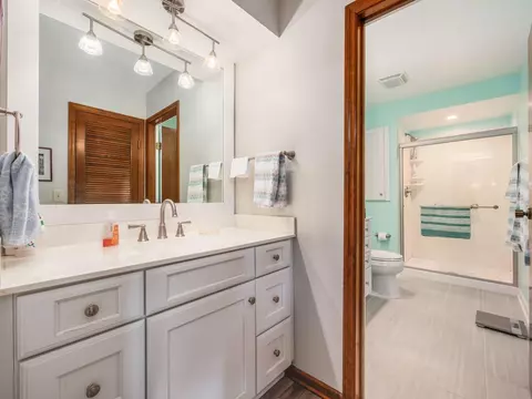 Bath - 4574 Arlingate Dr E, Upper Arlington, OH 43220 photo 3 of 5