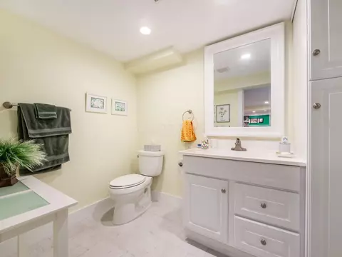 Bath - 4574 Arlingate Dr E, Upper Arlington, OH 43220 photo 5 of 5