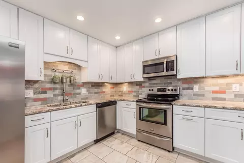 Kitchen - 4574 Arlingate Dr E, Upper Arlington, OH 43220 photo 4 of 4
