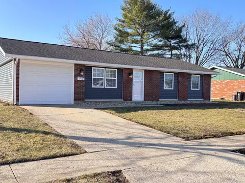 Exterior - 1770 Chippewa Dr, Circleville, OH 43113 photo 2 of 5