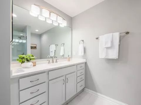 Bath - 5953 Dunabbey Loop, Dublin, OH 43017 photo 3 of 6