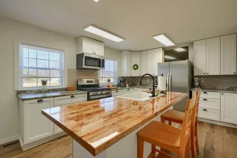 Kitchen - 6337 W Jisco West Rd, Jackson, OH 45640 photo 2 of 4