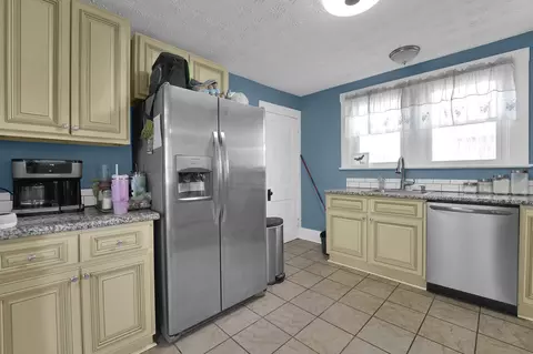 Kitchen - 124 Hampton Pl, Springfield, OH 45504 photo 2 of 3
