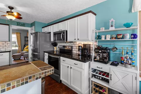 Kitchen - 100 Millcroft Pl, Delaware, OH 43015 photo 3 of 4