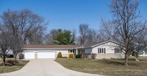 136 Country Manor Dr, Washington Court House, OH 43160