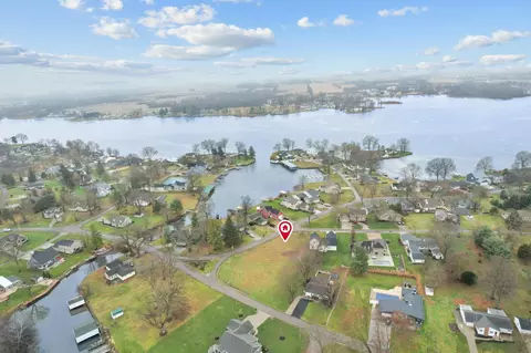 8 Lakeshore Dr W, Hebron, OH 43025