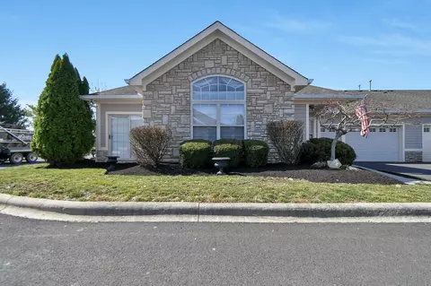 902 Villas Dr, Pataskala, OH 43062