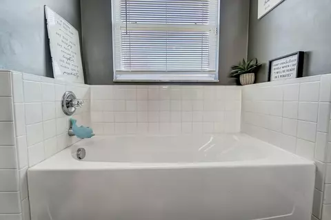 Bath - 230 Sycamore Dr, Circleville, OH 43113 photo 2 of 6