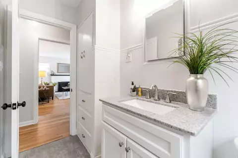 Bath - 581 E Moler St, Columbus, OH 43207 photo 2 of 3