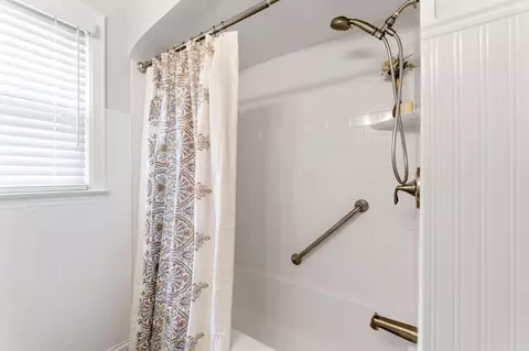 Bath - 581 E Moler St, Columbus, OH 43207 photo 3 of 3