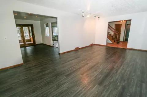 Living - 582 Hickory Pl, Circleville, OH 43113 photo 2 of 10