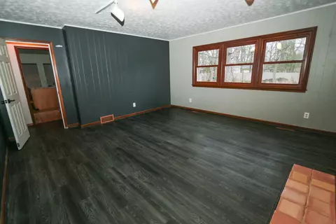 Living - 582 Hickory Pl, Circleville, OH 43113 photo 6 of 10