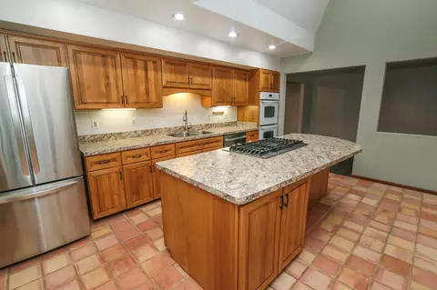 Kitchen - 582 Hickory Pl, Circleville, OH 43113 photo 7 of 8