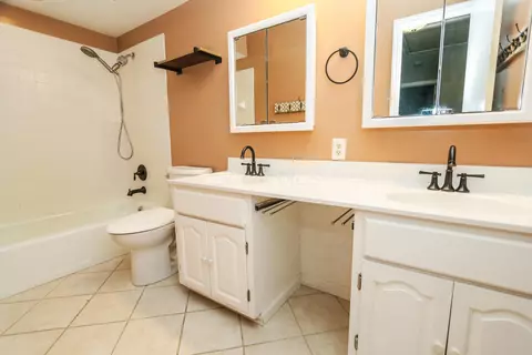 Bath - 582 Hickory Pl, Circleville, OH 43113 photo 4 of 5