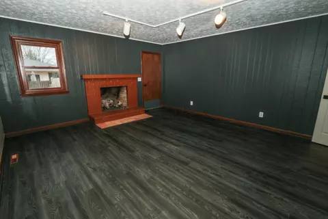 Living - 582 Hickory Pl, Circleville, OH 43113 photo 7 of 10