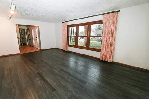Living - 582 Hickory Pl, Circleville, OH 43113 photo 1 of 10