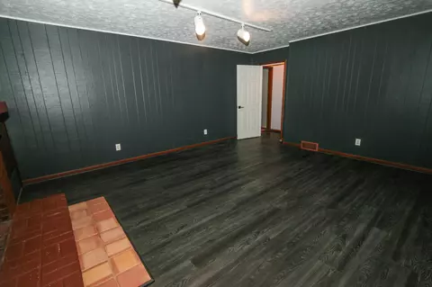 Living - 582 Hickory Pl, Circleville, OH 43113 photo 8 of 10