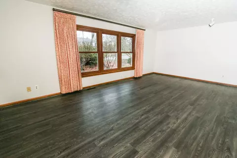 Living - 582 Hickory Pl, Circleville, OH 43113 photo 3 of 10