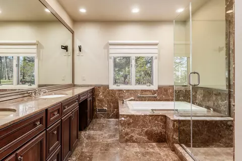Bath - 4 Lyonsgate, Columbus, OH 43209 photo 1 of 5