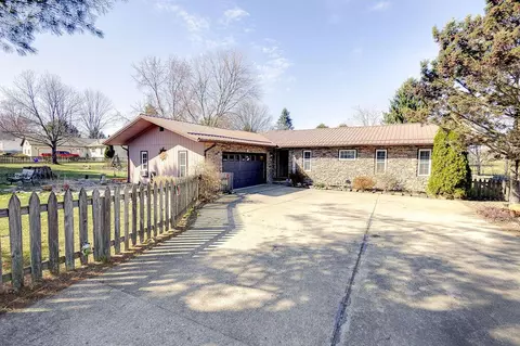 740 Country Club Dr, Howard, OH 43028