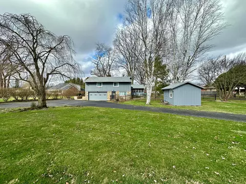 1325 Home Cir Dr, Bucyrus, OH 44820