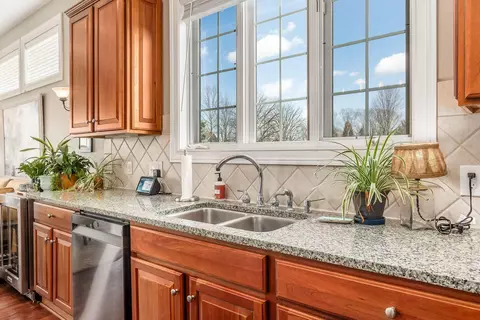 Kitchen - 6465 Greenstone Loop, Dublin, OH 43016 photo 6 of 7