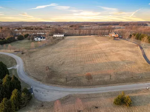 135 Glyn Carin Ln, Granville, OH 43023