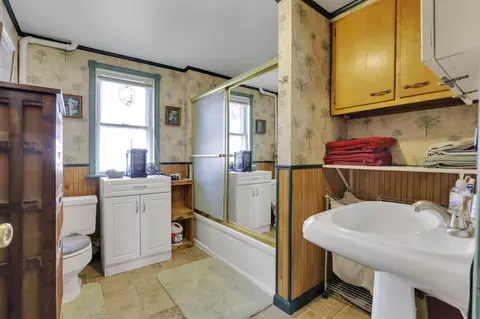 Bath - 1626 Irwin Ave, Springfield, OH 45505 photo 1 of 2