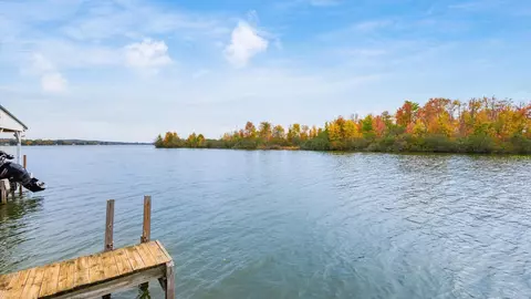 300 Cranberry Ln, Buckeye Lake, OH 43008