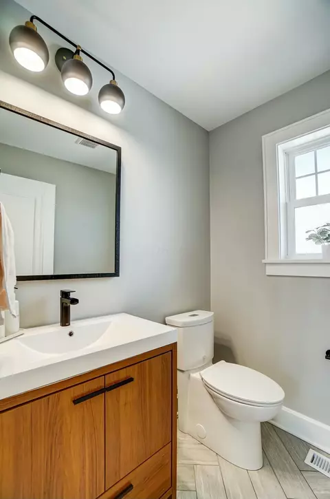 Bath - 533 E Torrence Rd, Columbus, OH 43214 photo 4 of 6