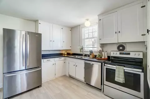 Kitchen - 533 E Torrence Rd, Columbus, OH 43214 photo 3 of 5