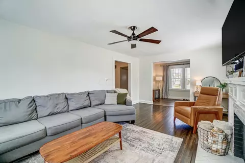 Living - 533 E Torrence Rd, Columbus, OH 43214 photo 2 of 3
