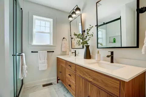 Bath - 533 E Torrence Rd, Columbus, OH 43214 photo 1 of 6