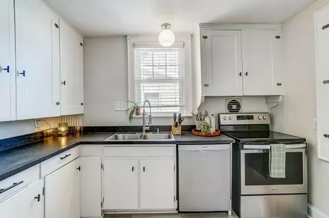Kitchen - 533 E Torrence Rd, Columbus, OH 43214 photo 4 of 5