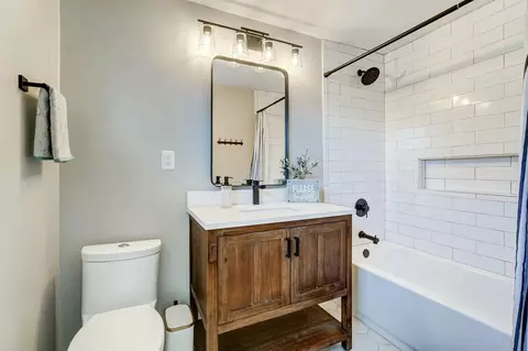 Bath - 533 E Torrence Rd, Columbus, OH 43214 photo 5 of 6