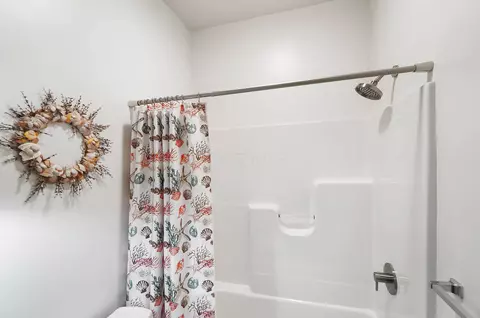Bath - 103 Thomaston Trl, Springfield, OH 45503 photo 2 of 12