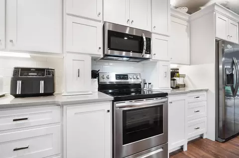 Kitchen - 103 Thomaston Trl, Springfield, OH 45503 photo 3 of 7