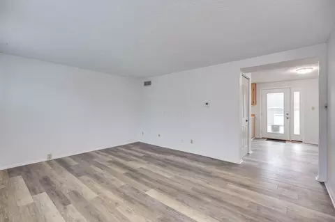 Living - 3034 Colony Ln, Springfield, OH 45503 photo 1 of 4